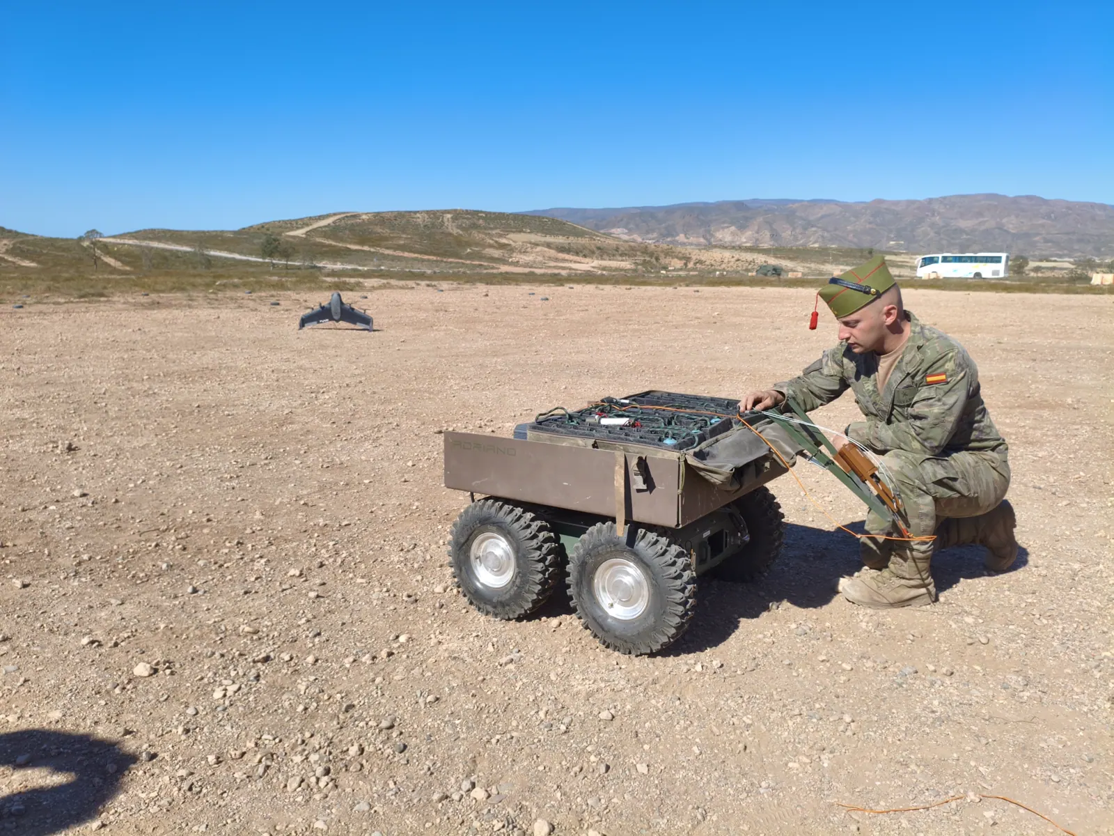 ADRIANO junto a personal militar durante una prueba de campo
